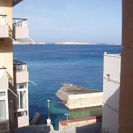 The Sea Across The Road - Flat 4 *