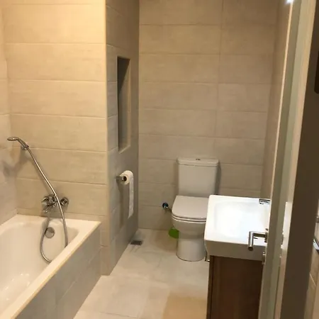 The Sea Across The Road - Flat 4 *