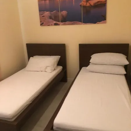 The Sea Across The Road - Flat 4 *