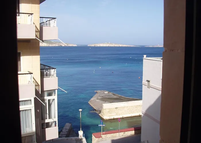 The Sea Across The Road - Flat 4 *